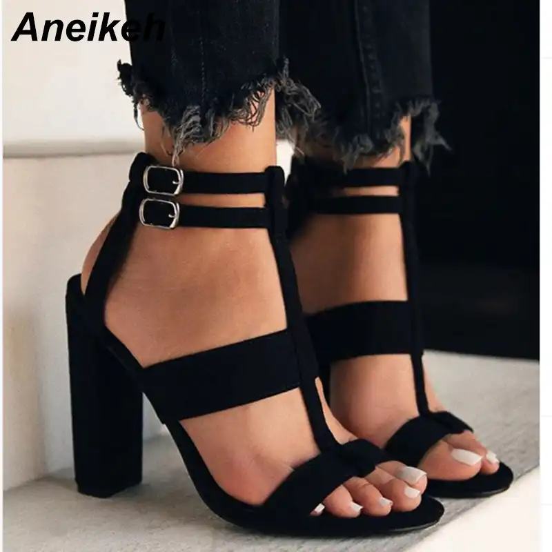 sandalias altas a la moda