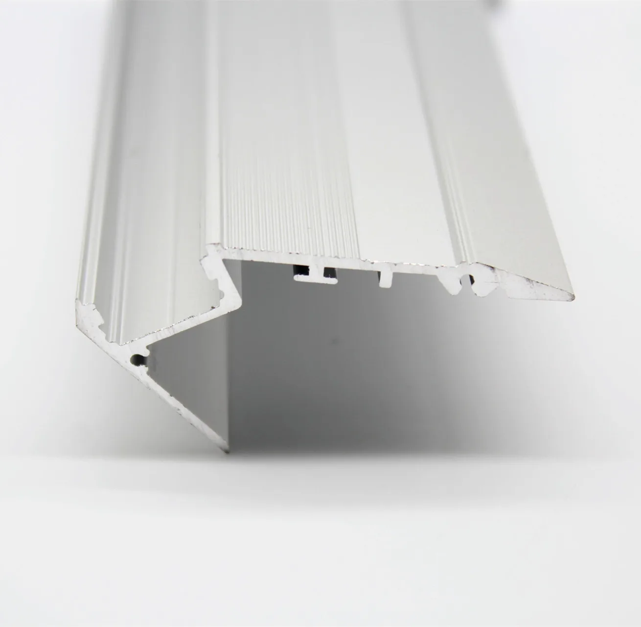 

QSG-5528;Aluminium stair profile with milky cover in 1m long;half round type milky diffused cover
