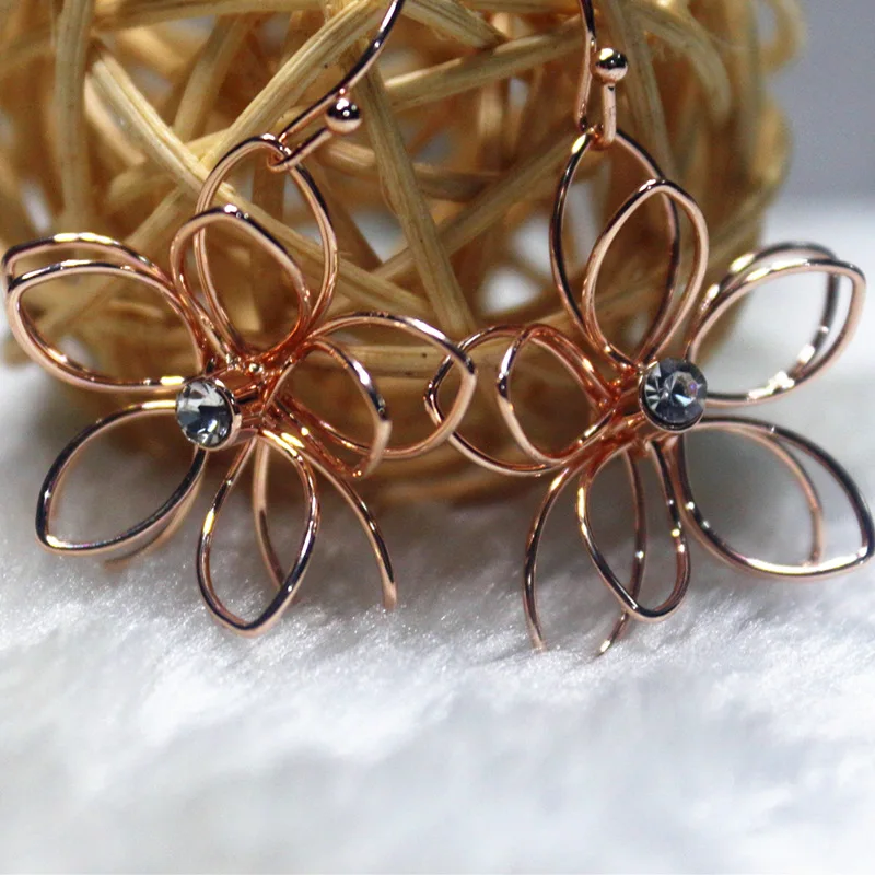 Японская Корейская версия Простой полый цветок металлический темперамент цветок серьги-Крючки для ушей серьги