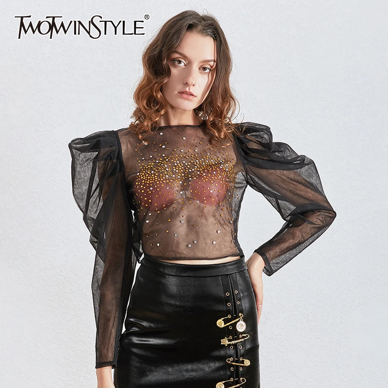 Женская блузка с буффами TWOTWINSTYLE белая круглым вырезом длинными рукавами и рюшами