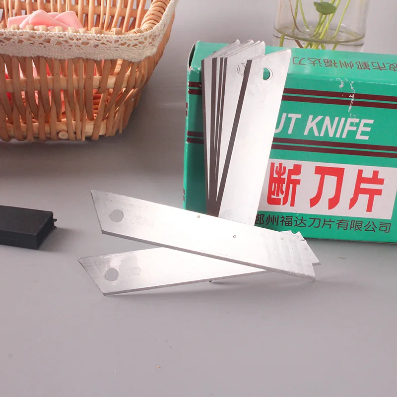 

E133 Art Knife Blade Dollar Store Stall Supply of Goods Hot Selling 2 Yuan Shop Supply of Goods Daily Use the Department Store Y