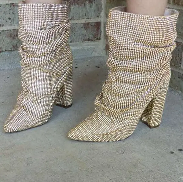 Ботинки со стразами на не сужающемся книзу массивном каблуке; ботинки для бега с острым носком, украшенные кристаллами; Цвет серебристый, золотой; женские модельные туфли на квадратном каблуке