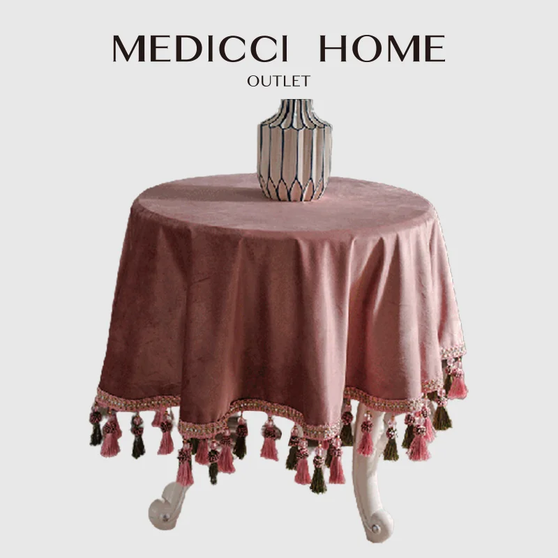 medicci-–-nappe-de-table-en-velours-rose-avec-glands-pour-fete-prenatale-tres-mysterieuse