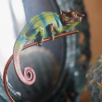 

Alternative Art Chameleon Climbing On A Metal Pole Sculpture Home Decor Accessories Figurine Living Room Crystal Ornament Gifts