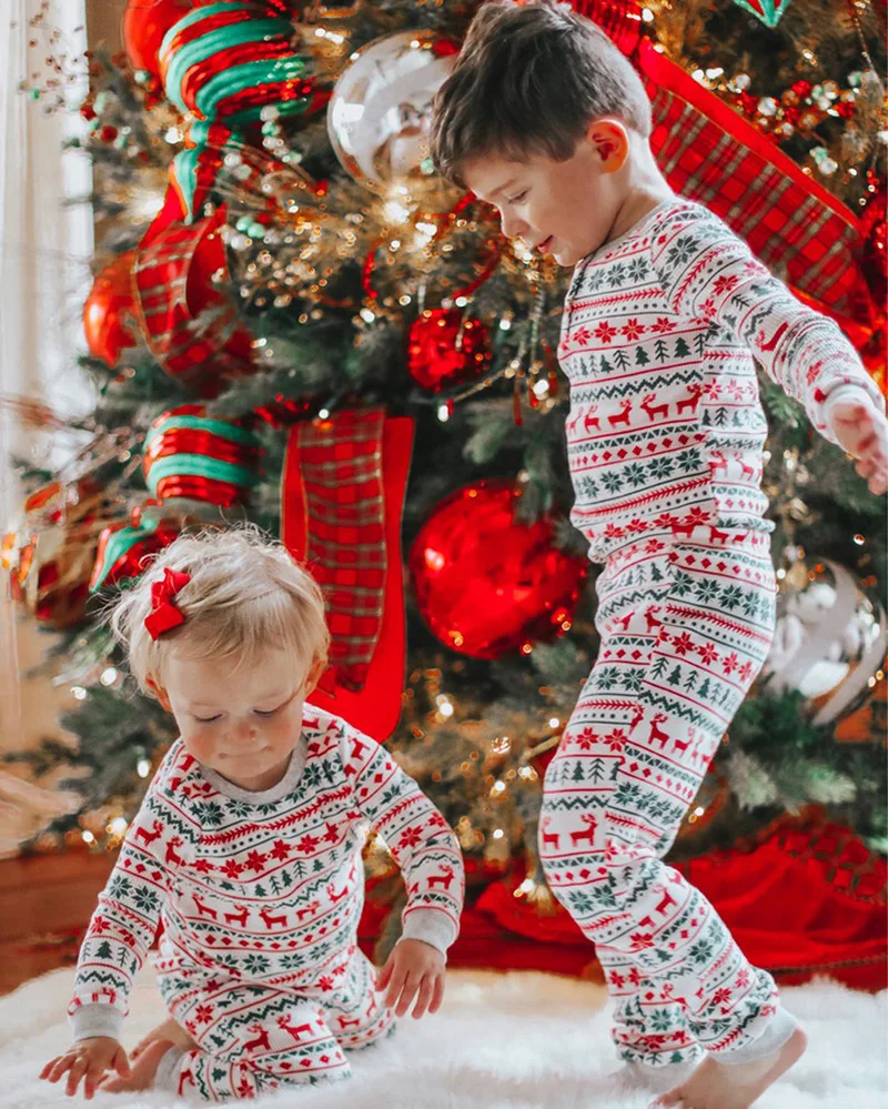 thumbnail image 1 of Conjuntos familiares a juego para Navidad, camisones familiares con estampado de alce, conjuntos de pijamas largos para madre, padre, niño y bebé, 1 of 4