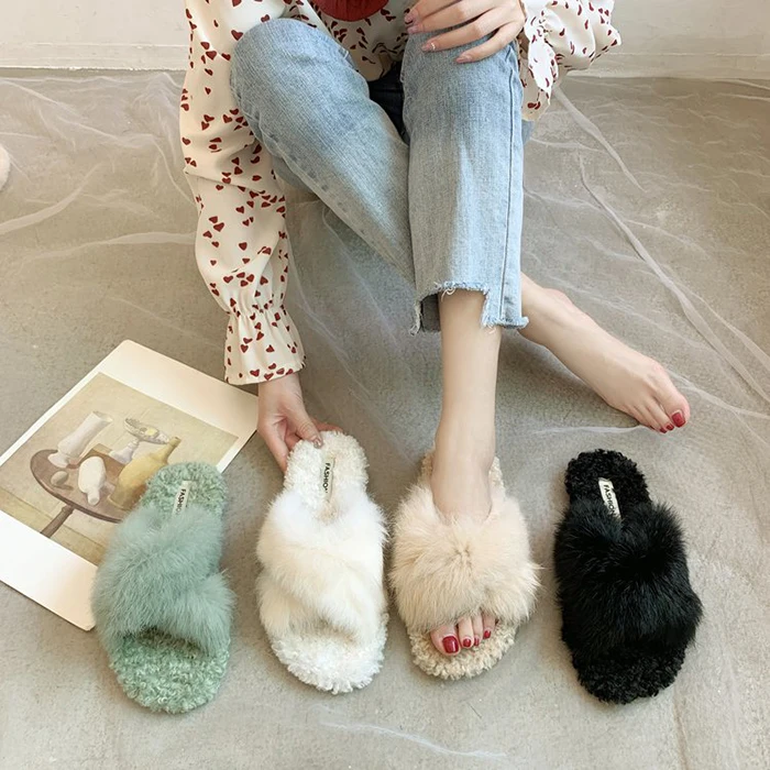 Брендовые меховые тапочки; Женская обувь в Корейском стиле; коллекция года; меховые шлепанцы с перекрестными ремешками; плоские сандалии женские; милые пушистые домашние туфли для женщин