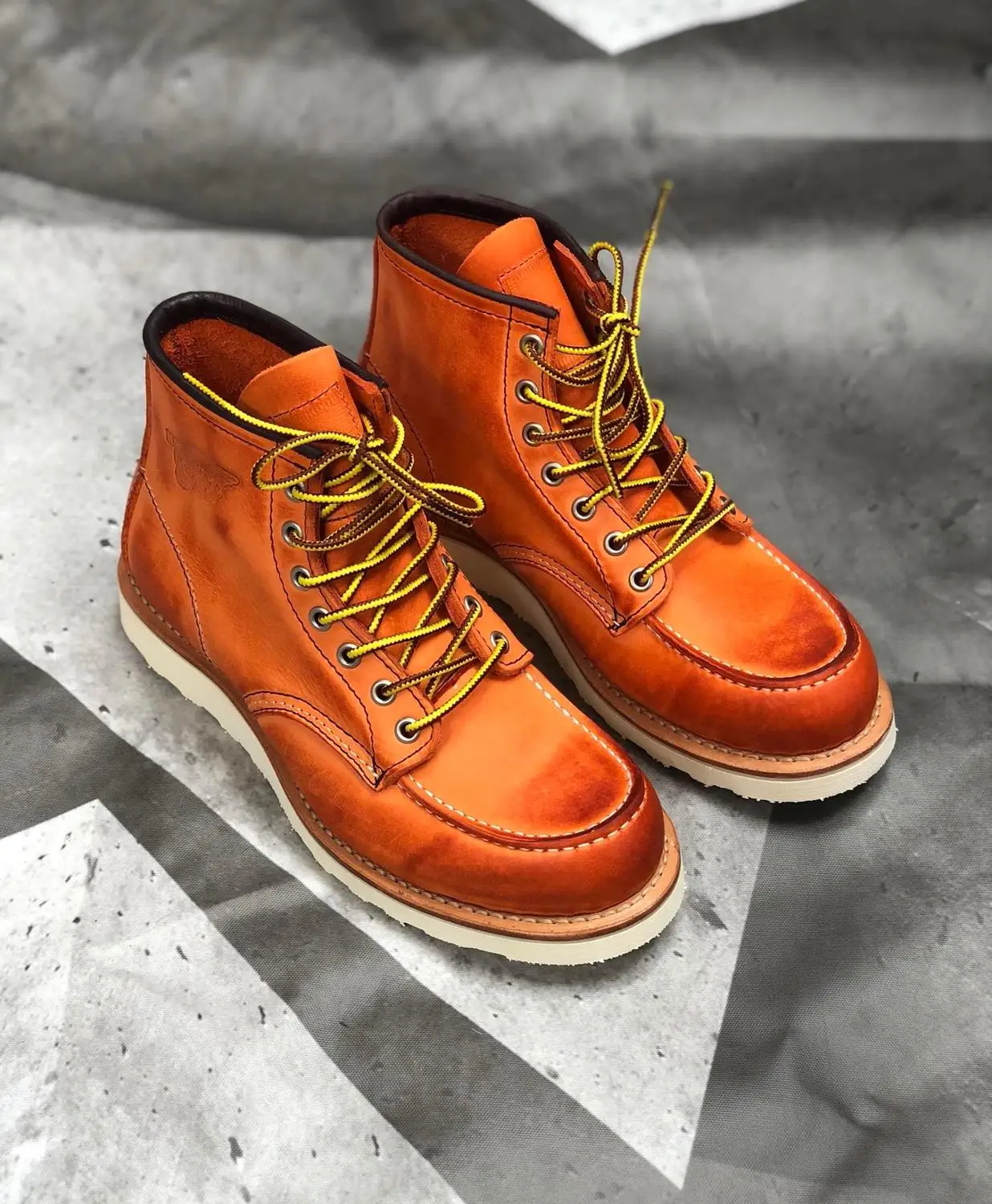 ハチワレRED WING 8-inch Classic Moc® | Red Wing