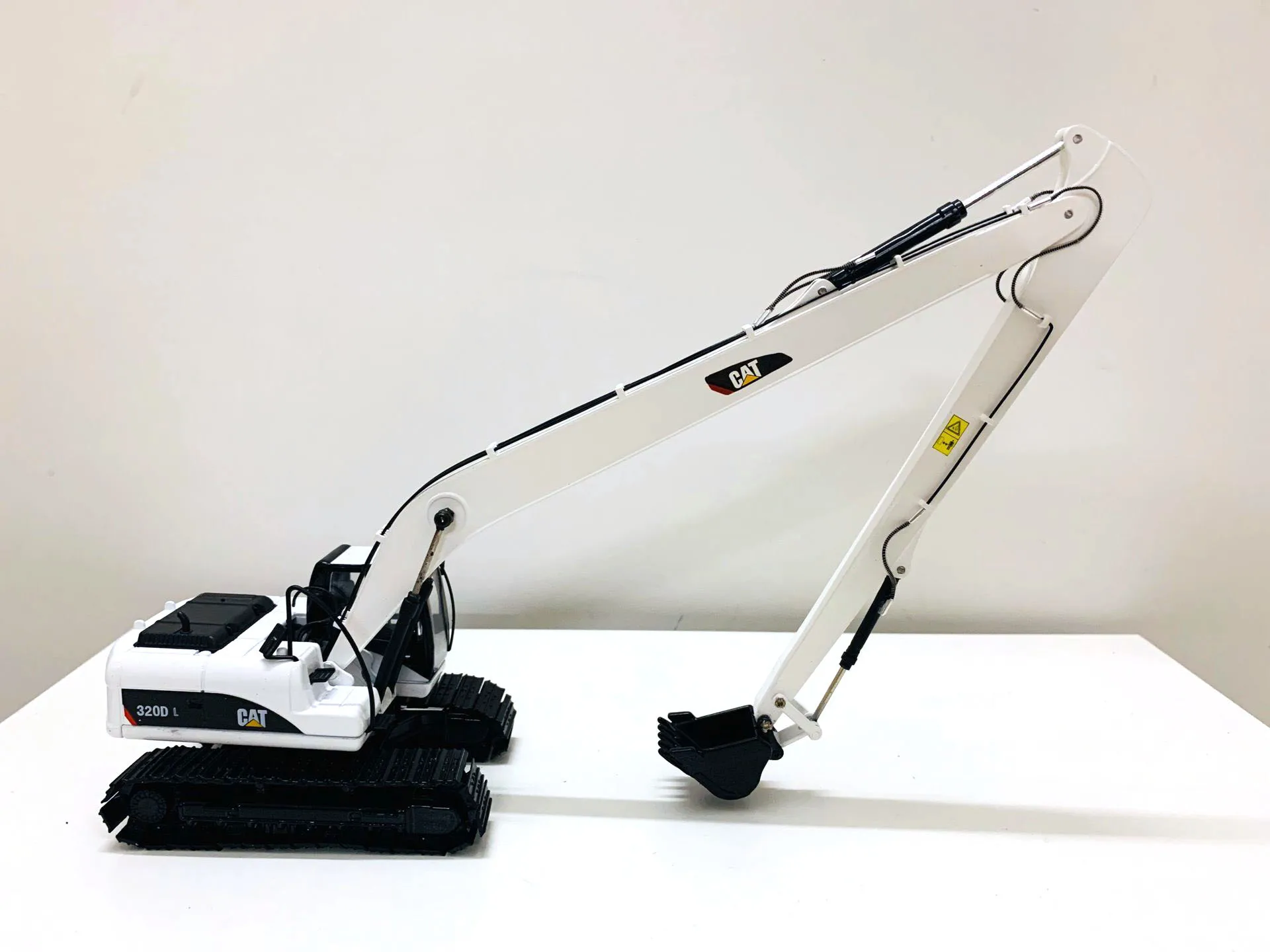 Модель инженерной техники Cat 320D экскаватор с длинной штангой масштаб 1:50|norscot