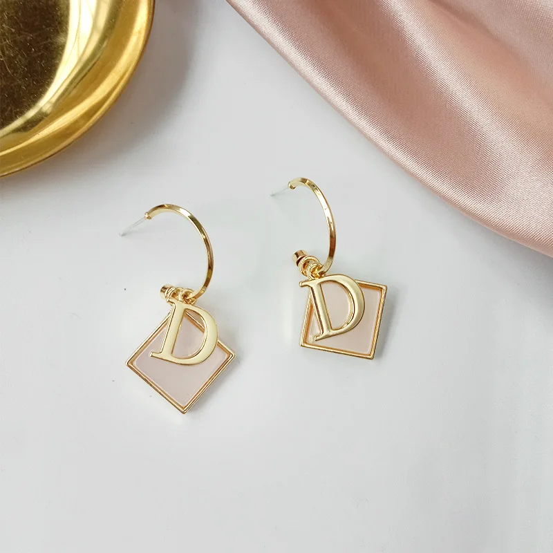 

2020 New Arrival Women's Fashion Square Shell Letter D Drop Earring Geometric Dangle Earrings Simple Jewelry Pendiente Brincos