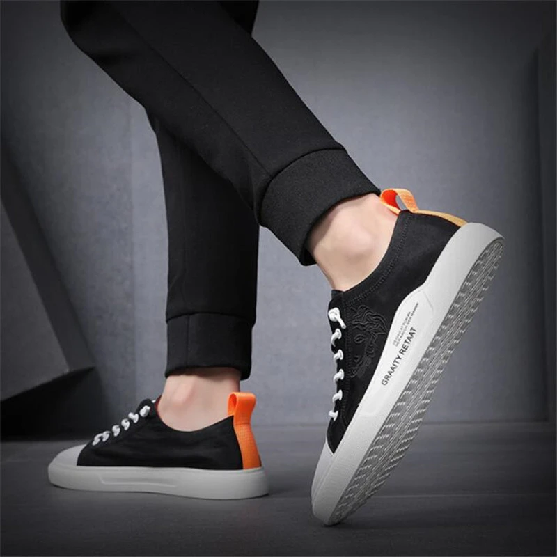 New Men Embroidery Little White Shoes Light Classic Fashion Casual Shoes Men Sneakers Sports canvas shoes Zapatos De Hombre