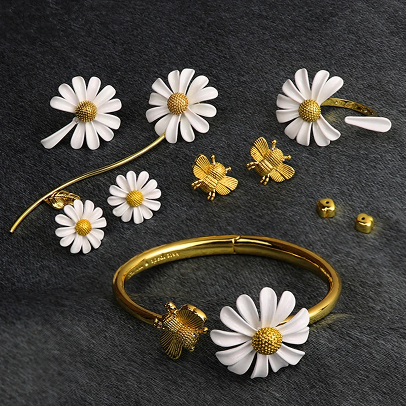 HUANZHI 2020 New Design Gold Color Daisy Flower Bee Animal Asymmetry Adjustable Buckle Bracelet for Women Girl Set Jewelry Part