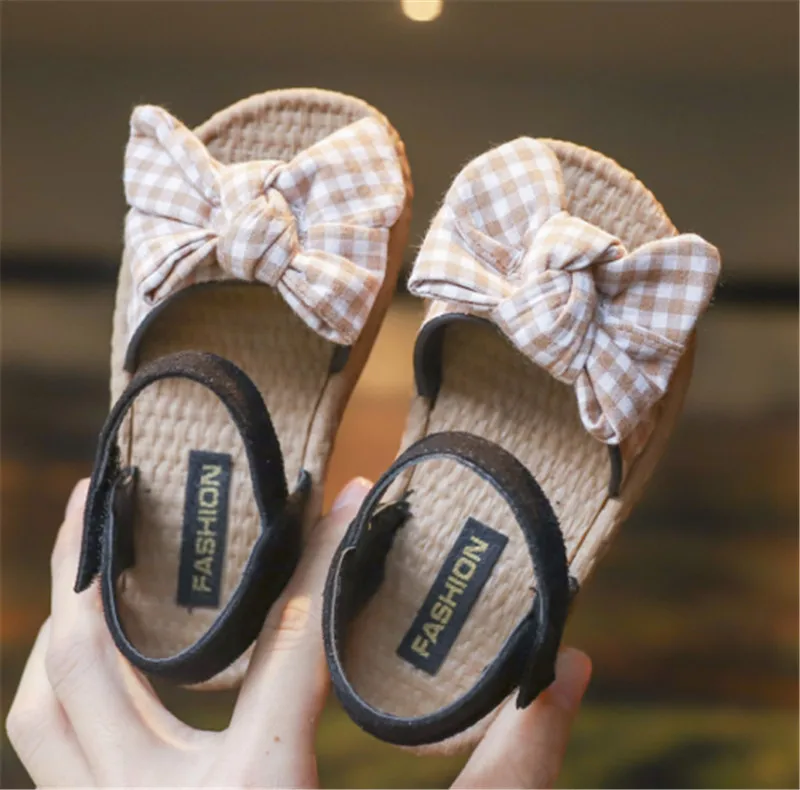 Сандалии для маленьких девочек; Летняя детская обувь; клетчатые босоножки; нескользящая обувь принцессы на плоской подошве