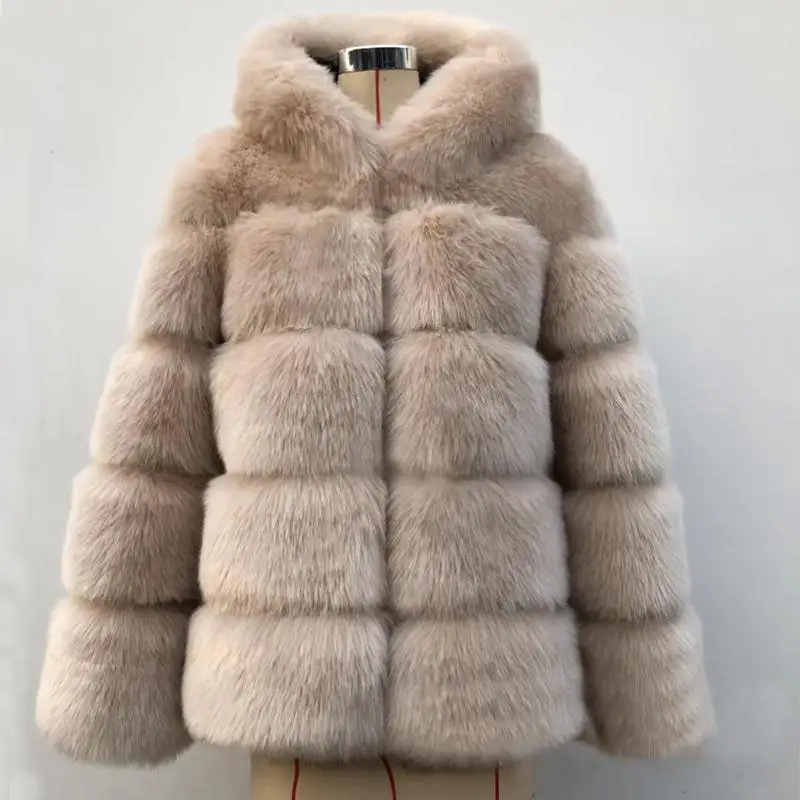 Модное пальто с капюшоном из искусственного меха
