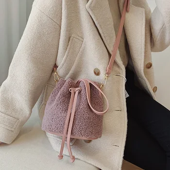 

Plush Lamb Women's Single Shoulder Bag All-match Bucket Drawstring Crossbody Bag Brand Designer Winter Fur Package Waist Handbag