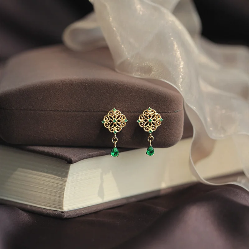 GHIDBK, маленькие Полые зеленые серьги-гвоздики с искусственным жемчугом из Кубического циркония в стиле барокко, несимметричные маленькие серьги-подвески с чешским жемчугом, очаровательные серьги-гвоздики