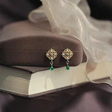 GHIDBK, маленькие Полые зеленые серьги-гвоздики с искусственным жемчугом из Кубического циркония в стиле барокко, несимметричные маленькие серьги-подвески с чешским жемчугом, очаровательные серьги-гвоздики