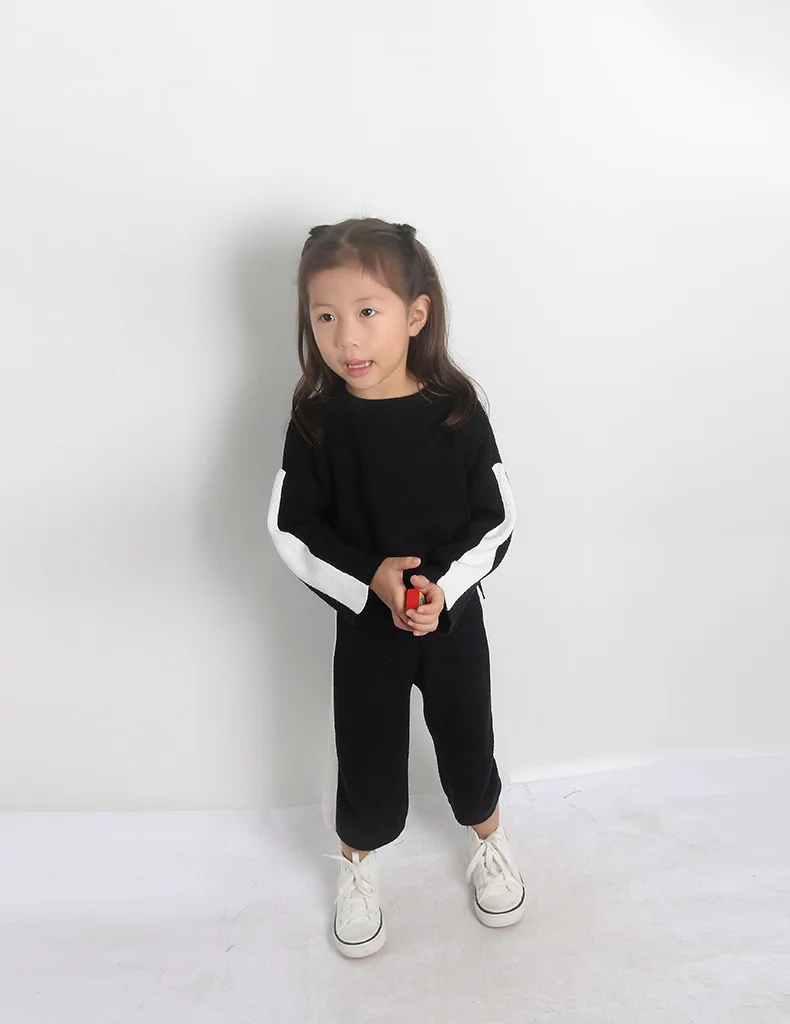 Новинка года; стильный вязаный комплект для девочек; цвет черный, белый; средний и маленький; свитер в полоску в Корейском стиле; INS Fashion-детская одежда