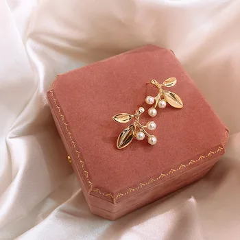

2020 Fashion New Earrings Literary Temperament Simple Pearl Golden Leaf Earrings Girl Elegant Wholesale Earrings Hypoallergenic