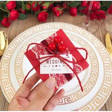 100 шт., Пользовательский логотип, персональная Свадебная сувенирная красная бусина, Цветочная квадратная бумажная кружевная коробка для конфет, подарочные коробки для гостей
