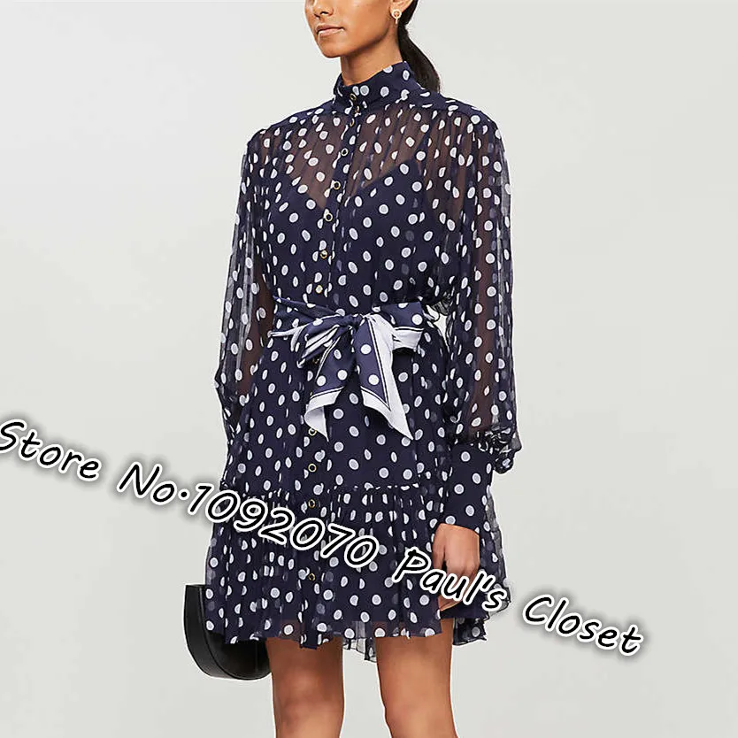 Женское шелковое мини платье в горошек с высоким воротником| |