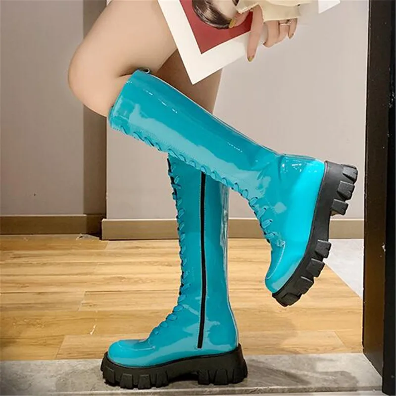 Tanie Cukierkowe kolory Sexy Slim skórzane kozaki damskie damskie jesienne zimowe buty do kolan moda damska buty na słupku z paskiem długie buty