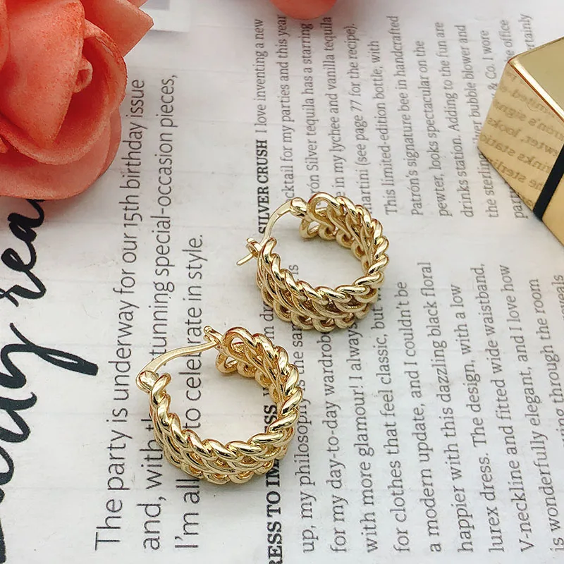 

AOMU 2019 Simple Design Gold Metal Hollow Out Wide Round Circle Weave Chain Small Hoop Earrings for Women Huggie Earrings