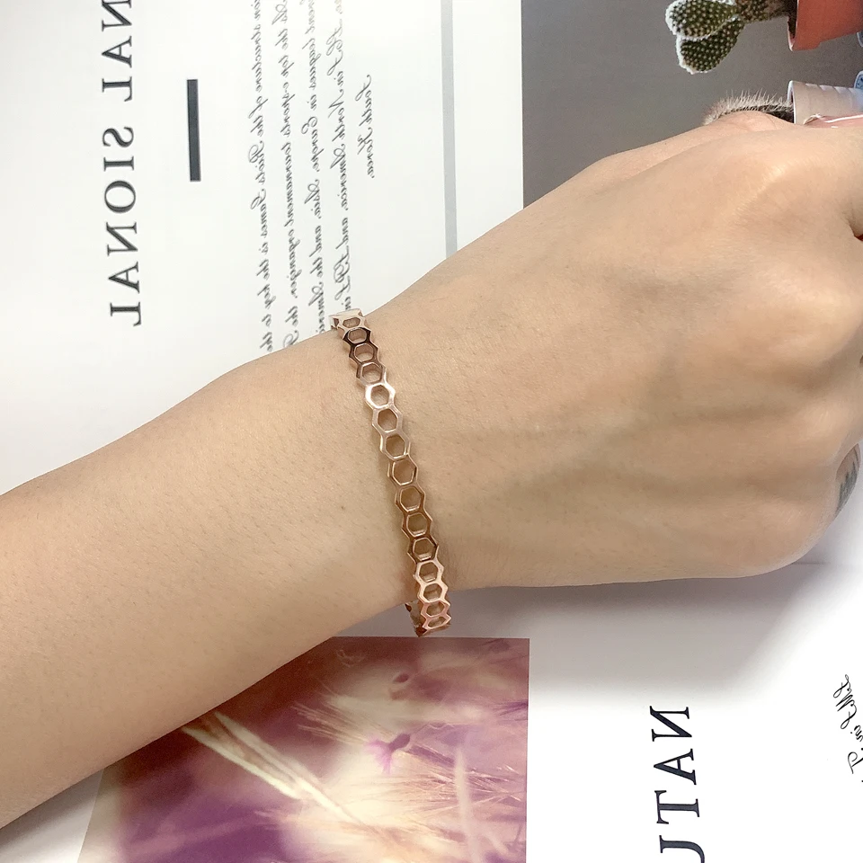New High Quality Beehive Shaped Design 18 K Stainless Steel Bracelets For Women Popular Minimalist Bangles Gold Color Jewelry