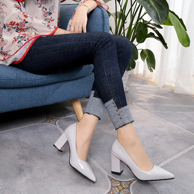 2019 las mujeres de tacones sexy boda fiesta tacón medio puntiagudo dedo del pie de la boca baja zapatos de tacón alto zapatos de las mujeres de gran tamaño 33-43 JXX103