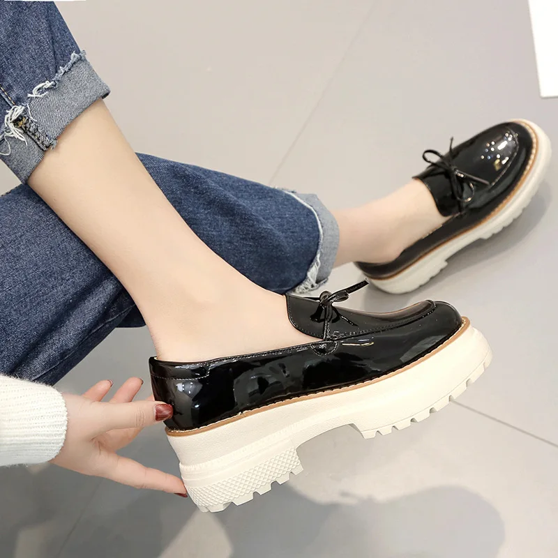 

Casual Woman Platform Shoes Solid Patent Leather Ballet Flats Creepers Ladies' Footwear Pointed Toe Women's Clogs 2019 On Nurse