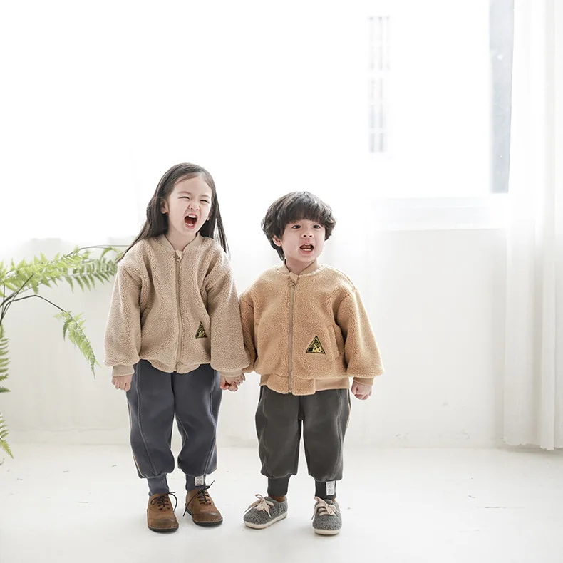 Г. Новые зимние детские шерстяные куртки в Корейском стиле теплая бейсбольная форма для мальчиков, пальто пушистая спортивная куртка со смайликом для маленьких девочек и мальчиков