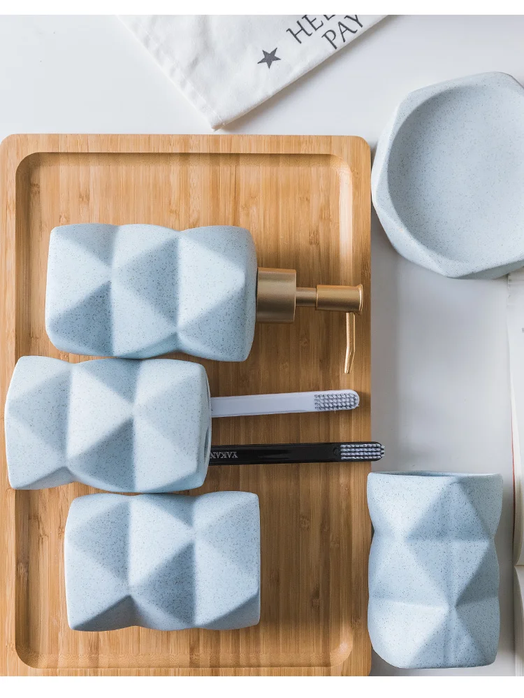 Простой керамический моющийся набор для ванной из 4 скандинавских держателей зубных щеток для ванной комнаты, набор из 5 предметов с бамбуковым поддоном, набор для украшения ванной комнаты