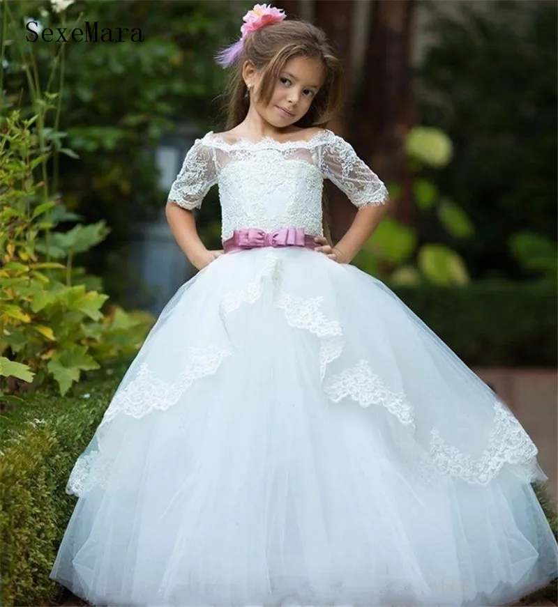 Vintage Off Shoulder Bloem Meisje Jurken Baljurk Witte Kant Applicaties Tulle Lange Trein Kids Kleding Eerste Communio Gown Vintage Off Shoulder Bloem Meisje Jurken Baljurk Witte Kant Applicaties Tulle Lange Trein Kids Kleding Eerste Communio Gown