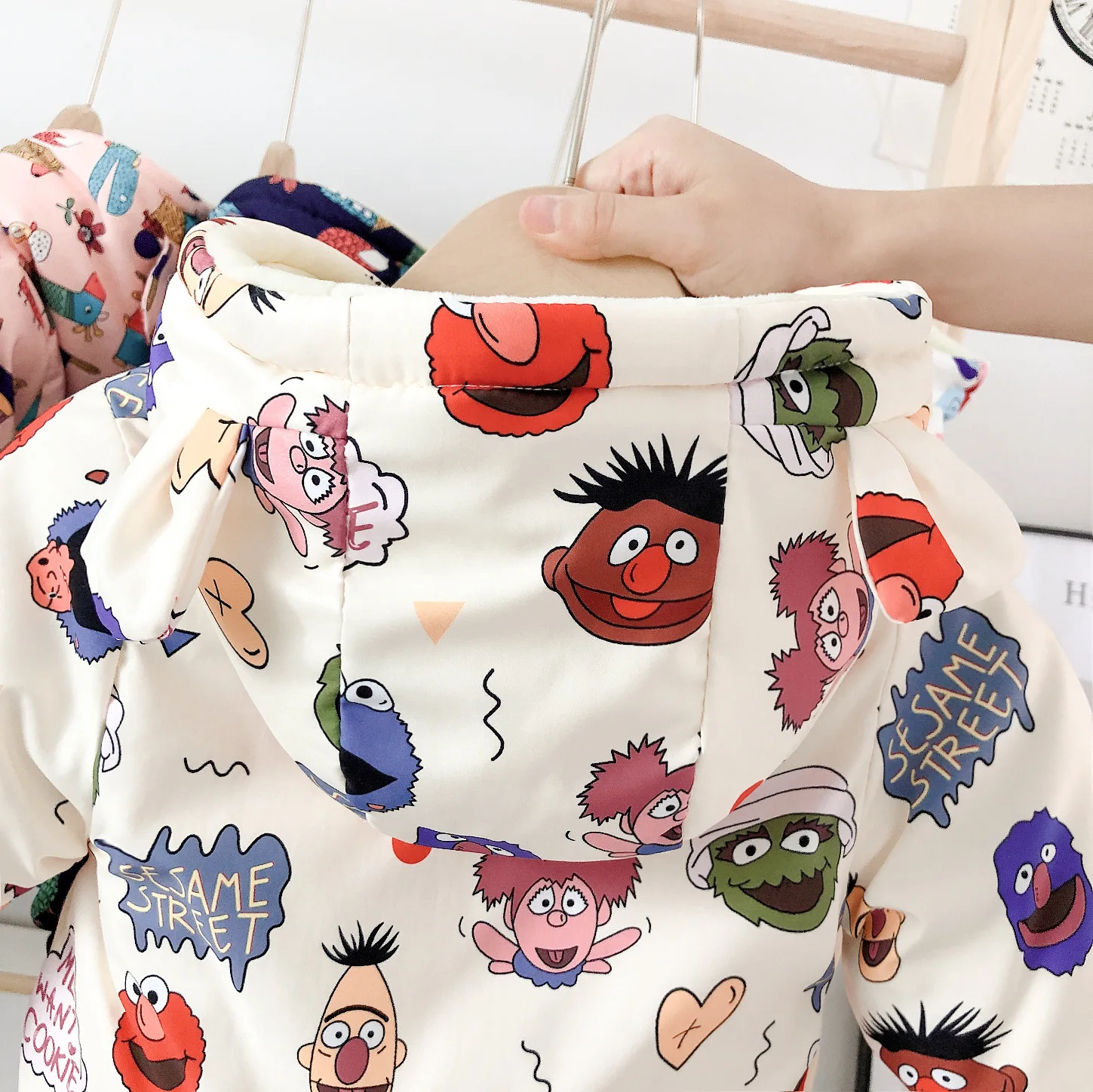 Новое пальто для детей 2-6 лет, зимняя куртка с капюшоном и милым принтом в Корейском стиле для маленьких мальчиков и девочек, утепленная хлопковая куртка с плюшевой подкладкой