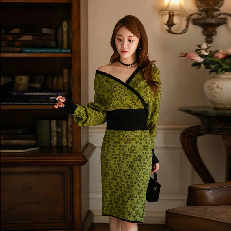 

Autumn Winter New Batwing Sleeve Sweater letter Print V-neck Korean Knitted Skirt Ladies Two Piece Set Female 2019 Fashion