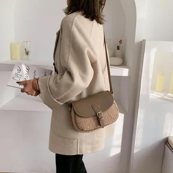 

Autumn And Winter Small bag female 2020 autumn and winter new trendy all-match messenger bag lamb hair fashion small square bag