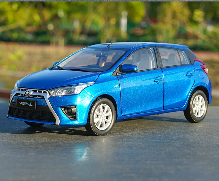 Авторизованный завод 1:18 Toyata Yaris L модель автомобиля, классические модели игрушечных автомобилей для подарка, коллекция