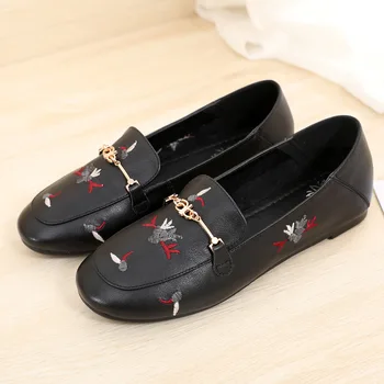 

Women Leather Flats White Casual Lazy Shoes Slip on Embroidery Flower 2020 Spring Loafers Handmade Women Genuine Leather Flat