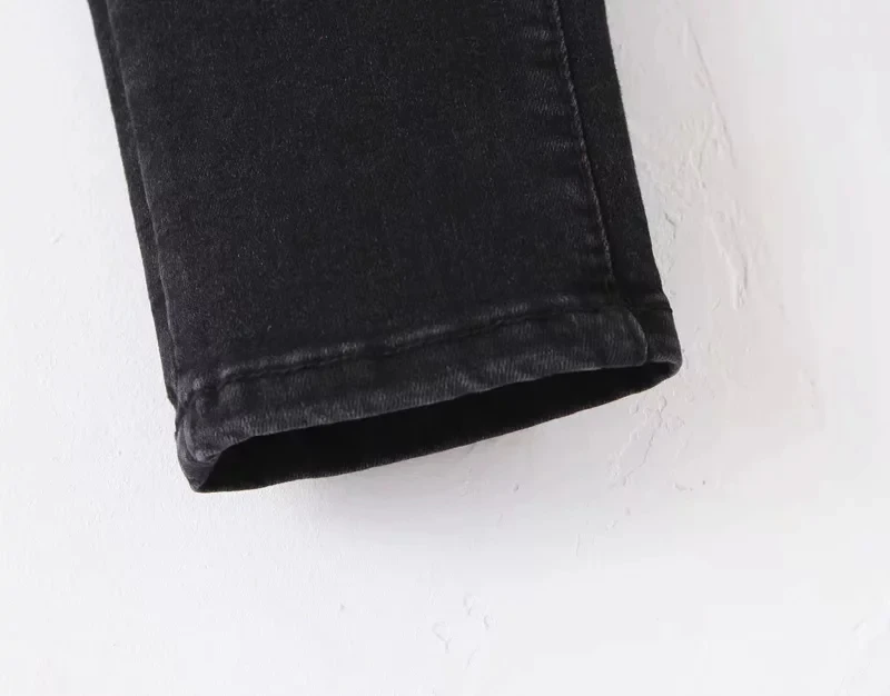 Женские узкие джинсы на пуговицах черного цвета