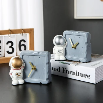 

Creative Resin astronaut Small Clock Children's bedroom cute Desktop Mini astronaut Clock Christmas gift Home decor accessories