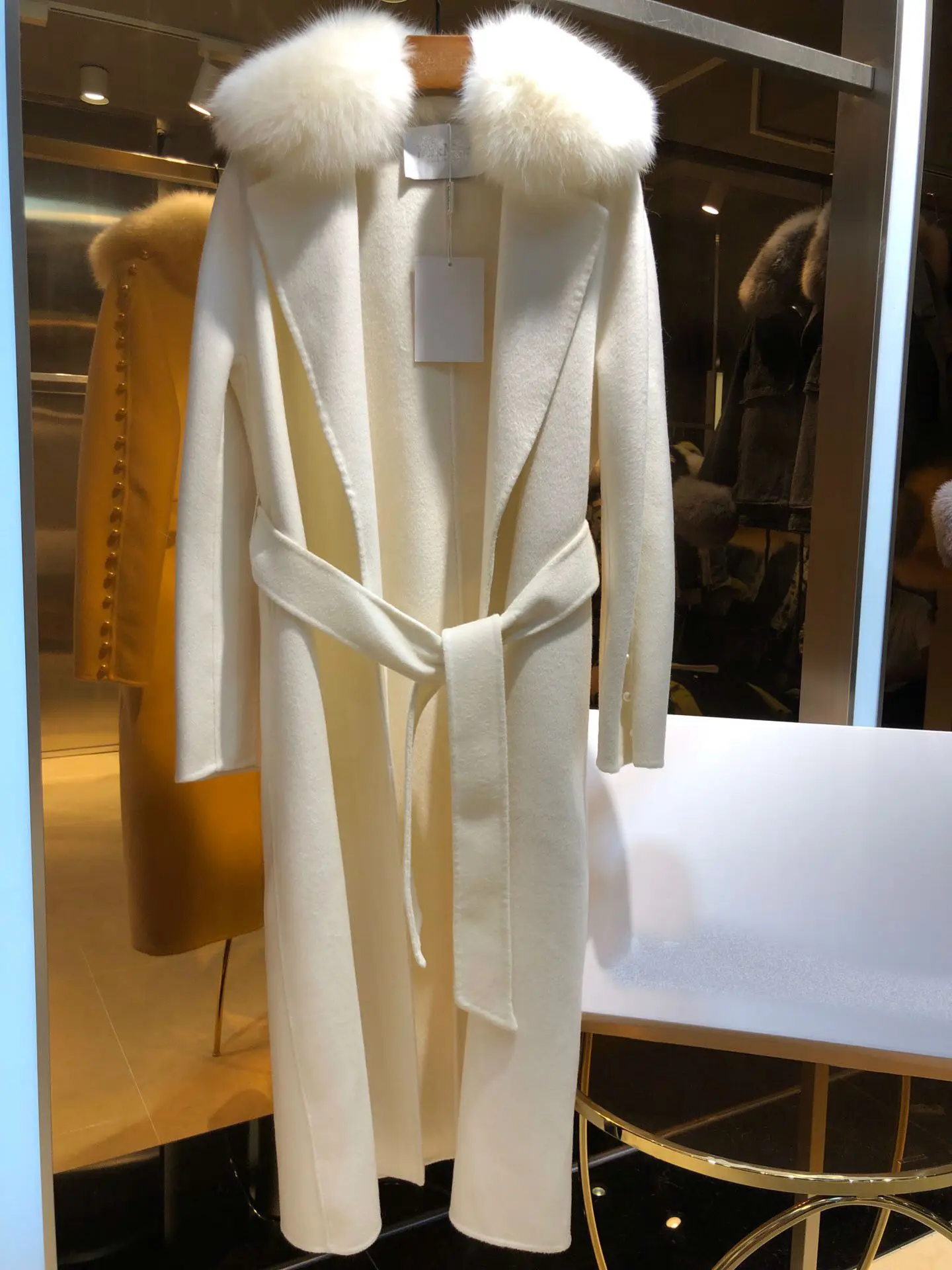 Новое Элегантное и утонченное кашемировое длинное шерстяное пальто для женщин, зимнее со съемным воротником из лисьего меха и поясом с жемчужным рукавом