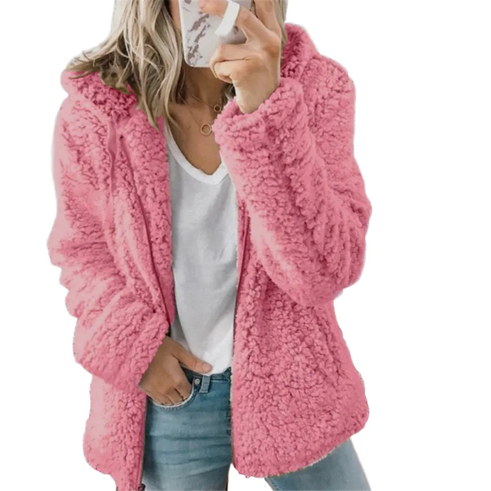 Cor Rosa do Casaco Teddy Bear Coat Outono/Inverno 2022 Disponível em: www.magazitiza.com