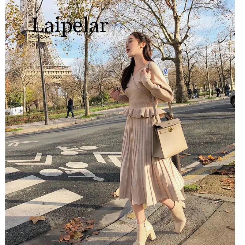 2020 New Fashion Women's Back Hollow Knitted Sweater Slim Fit V-Neck Top Base Shirt Pleated Skirt Two-Piece Sweater Set