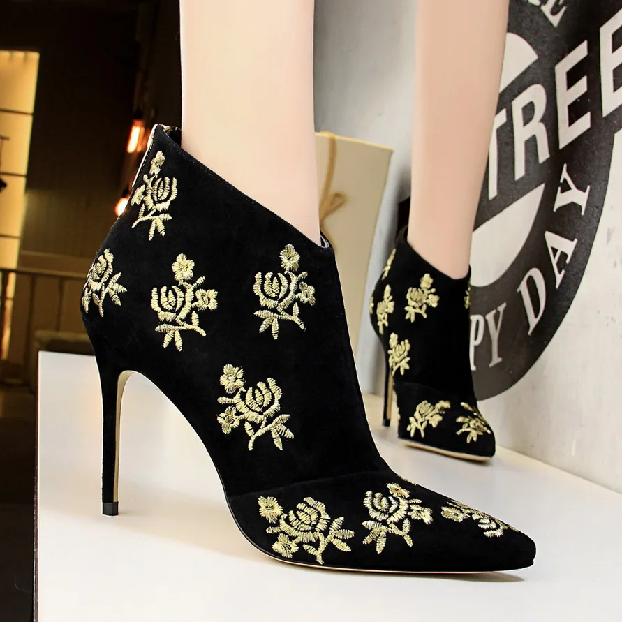 

The new autumn 2019 high heels for women are pointy with an embroidered 10cm pair of black frosted pumps