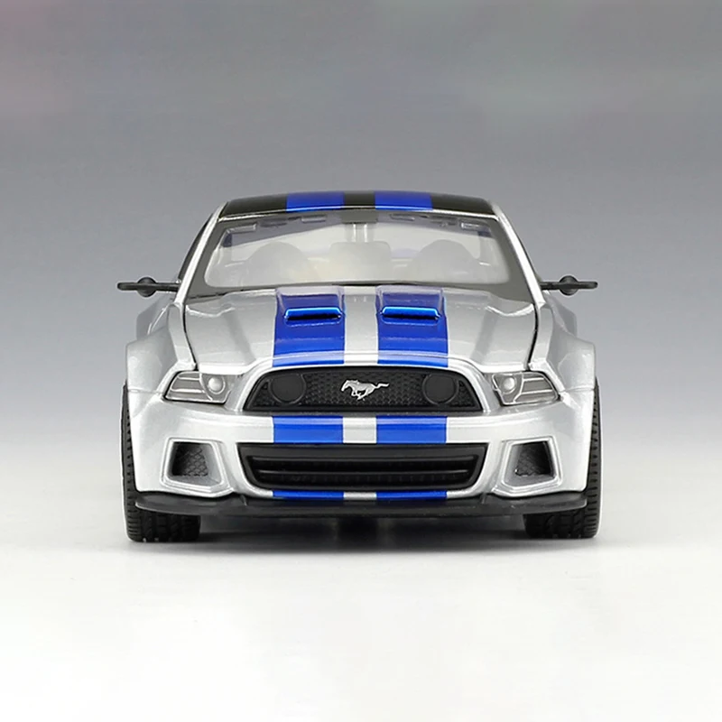 Kopen Maisto 124 diecast Auto 2014 Ford Mustang Street Racer BOSS 302 Diecast Model Auto Speelgoed Voertuig Auto Model Maisto Modellen kids Auto