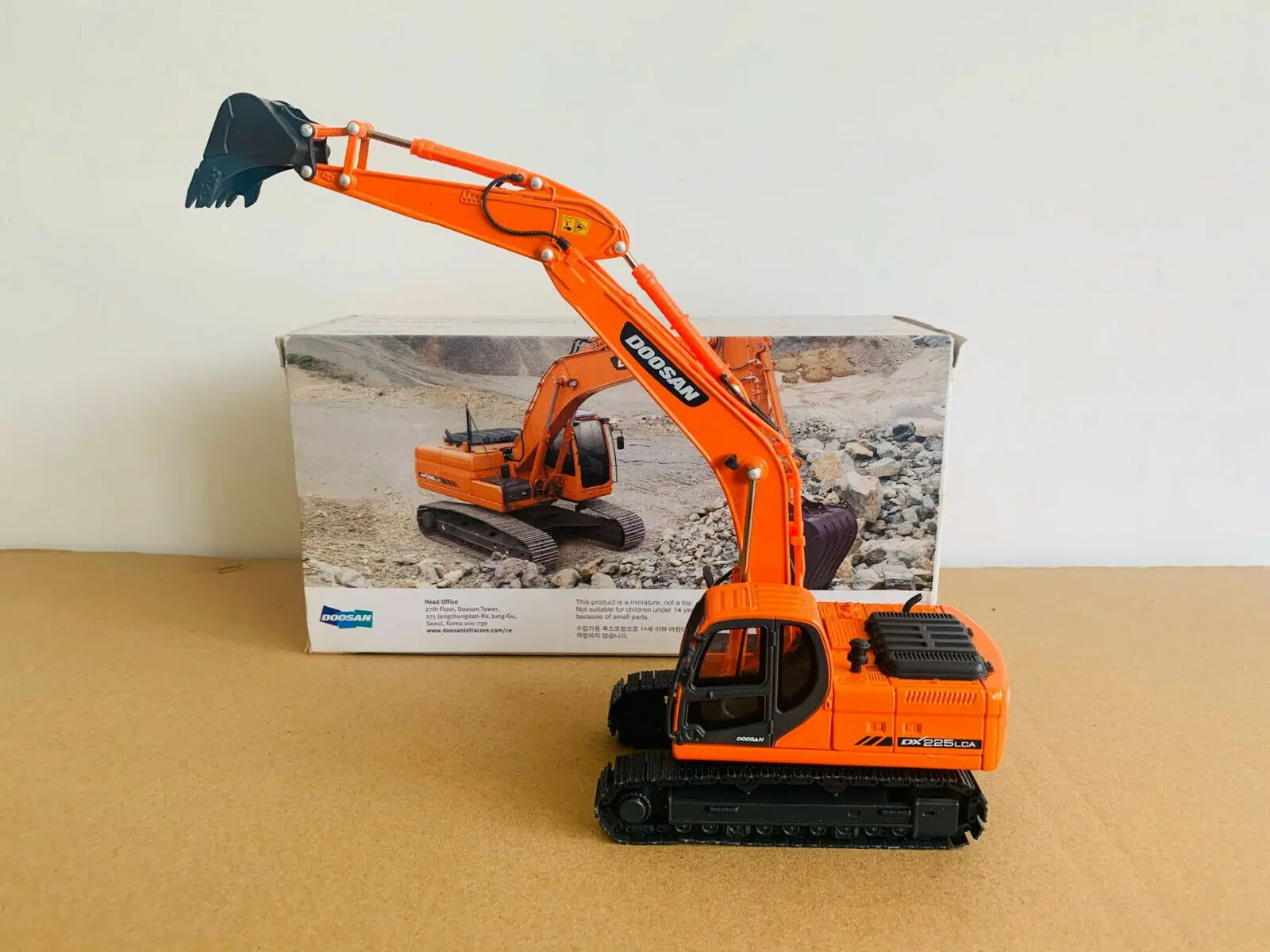 Гидравлический экскаватор Doosan DX225LCA масштаб 1:40 литая модель новая в оригинальной