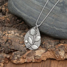 

New Retro Style Simple Drop-Shaped Pendant Necklace Exquisite Creative Flower Pattern Opal Clavicle Chain Ladies Jewelry Gift