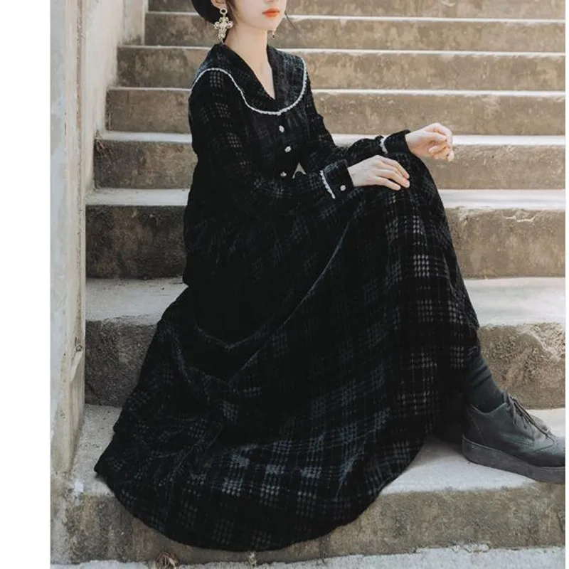 

Doll collar black long-sleeved Loose gold velvet dress female autumn French retro temperament Hepburn Long Dress