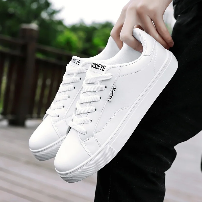 Zapatos de los hombres de 2021 primavera y otoño blanco nuevo zapatos casuales de la moda de los hombres zapatos blancos zapatos al aire libre de los hombres bajos zapatillas de deporte