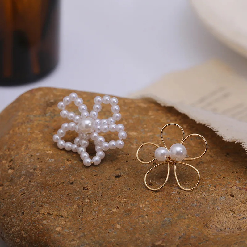 

Asymmetric Hollow Out Simulated Pearl Flower Earrings Summer Simple Lady Temperament Earrings Trend Exquisite Women's Earrings