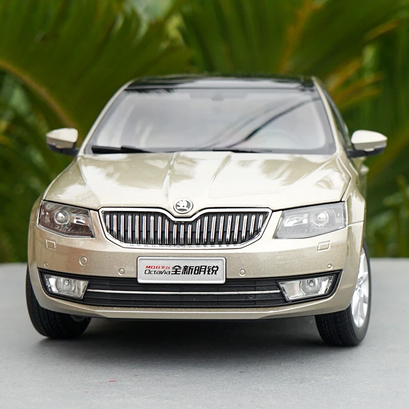 Оригинальная Авторизованная фабрика 1:18 литые модели автомобилей Skoda Octavia цвета